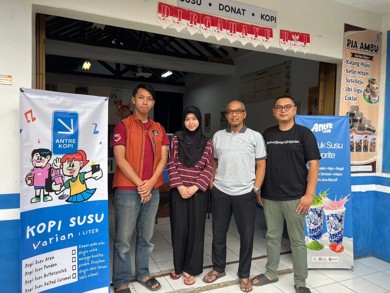 Azhar (kiri) dan Owner Inovindo Novi Setia Nurviat (kanan) berfoto bersama Owner Antre Susu Teh Pio (dua dari kiri) dan Pak Okta (dua dari kanan) saat kunjungan redaksi di gerai Antre Susu, Ciganitri, Kabupaten Bandung.