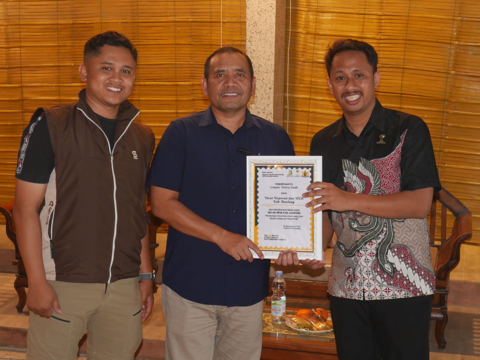 Penyerahan cenderamata dari Ketua Umum BPC HIPMI Kab. Bandung Adhitya Fathurrohman (kanan) didampingi Bendum Wawan Setiawan (kiri) kepada Kadiskop UKM Kab. Bandung H. Didin Syahidin, S.IP., M.Si. (tengah) pada acara BIZLAB Series 6 di Katapang.