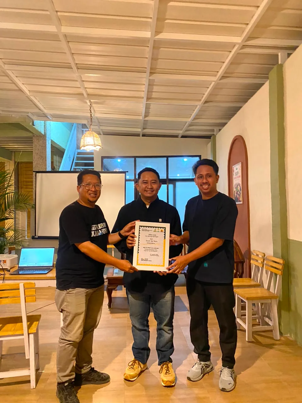 Owner Kopi Insgiht Santri Aji Putra (tengah) menerima plakat HIPMI Kabupaten Bandung