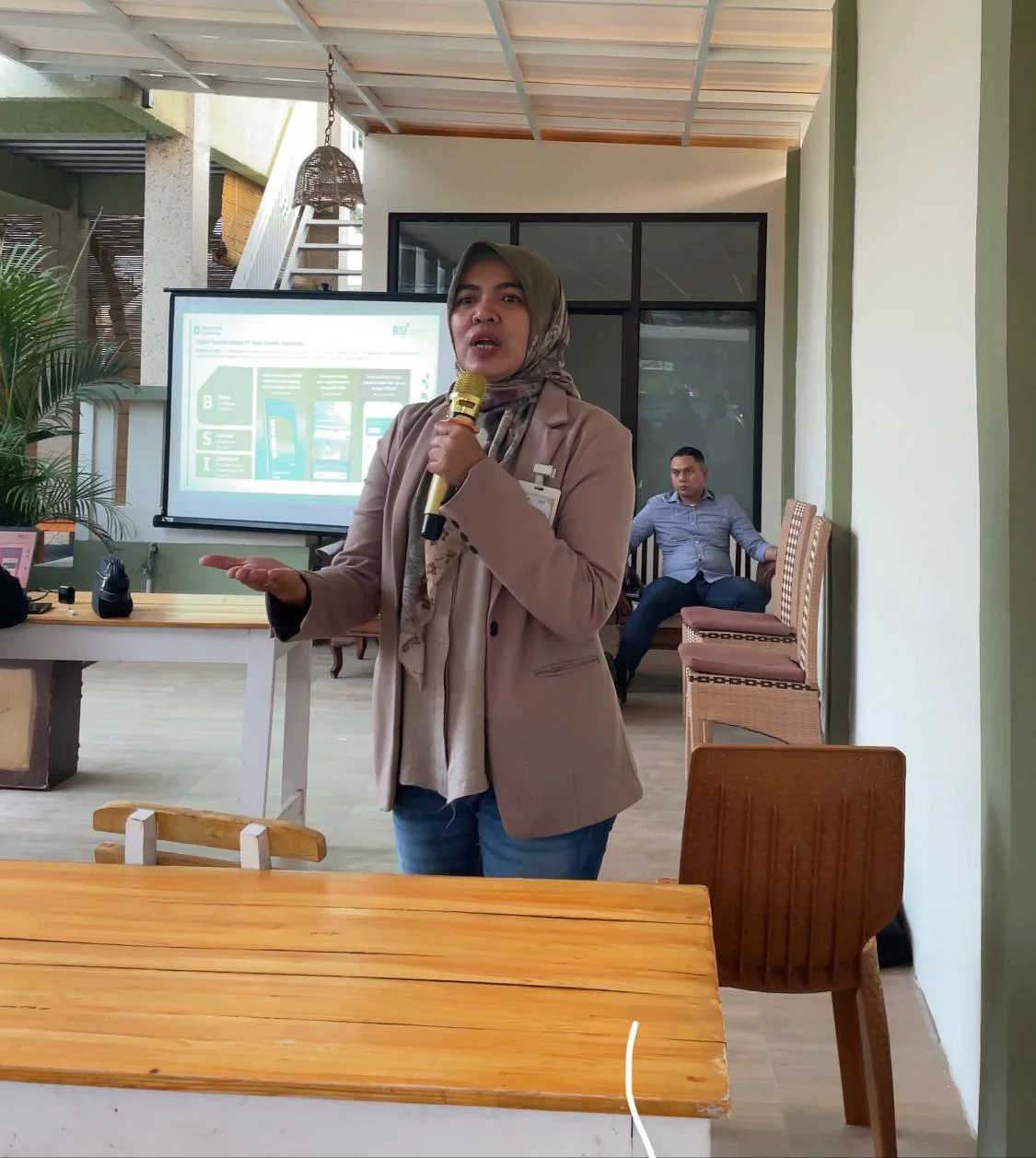 Kepala Cabang BSI KCP Bandung Farida Andi