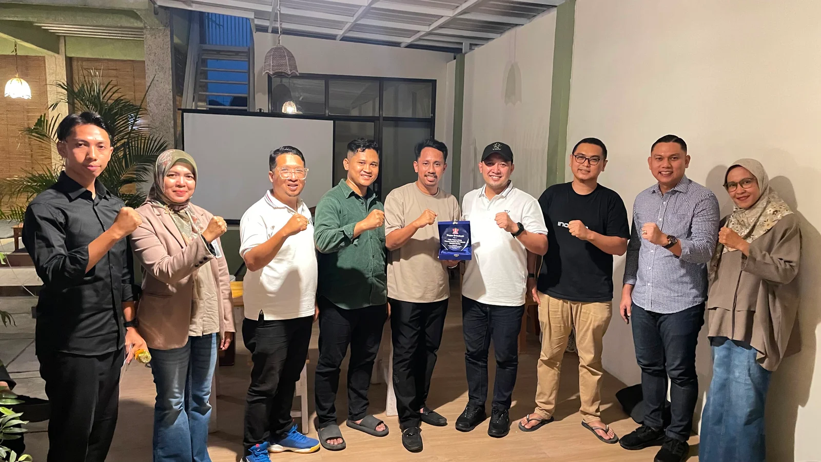 Jajaran pengurus HIPMI Kabupaten Bandung berfoto bersama usai penyerahan cenderamata dalam agenda Bizlab 3 HIPMI Kabupaten Bandung kepada Peby Anggri Pratama