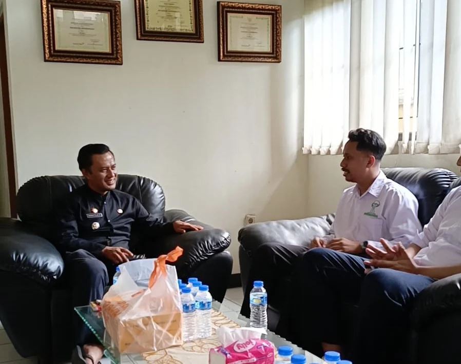 Camat Bojongsoang Kankan Taufik Barnawan, S.IP (kiri) Ketua Umum HIPMI Kabupaten Bandung Adhitya Fatur Rohman (kanan)