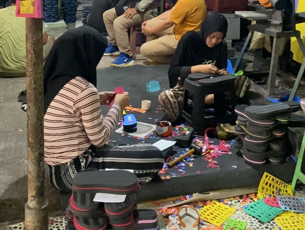 Aktivitas Produksi di Pabrik Sandal Jepit Mimoy
