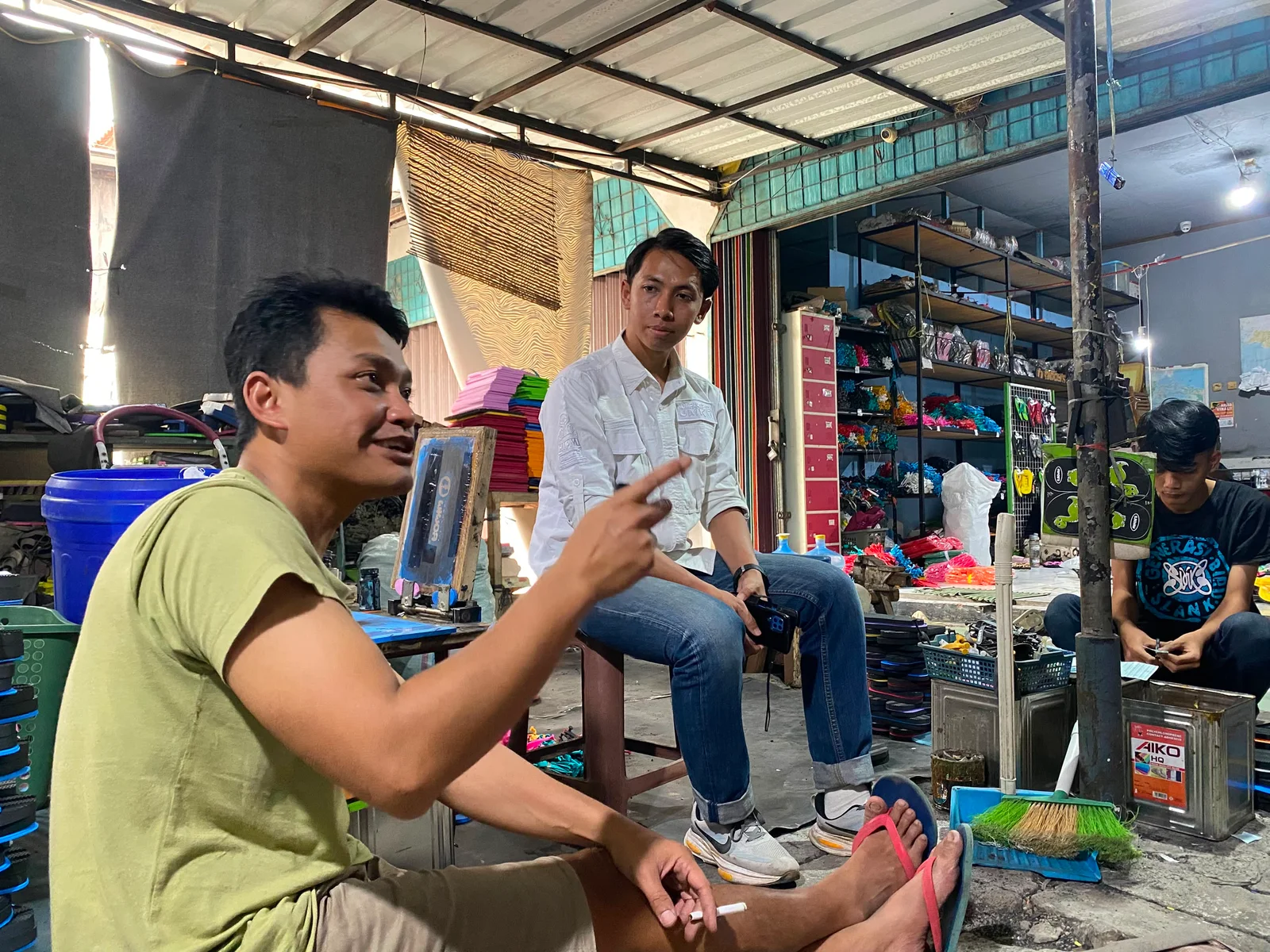 Owner Sandal Mimoy Kang Zaki (kiri)