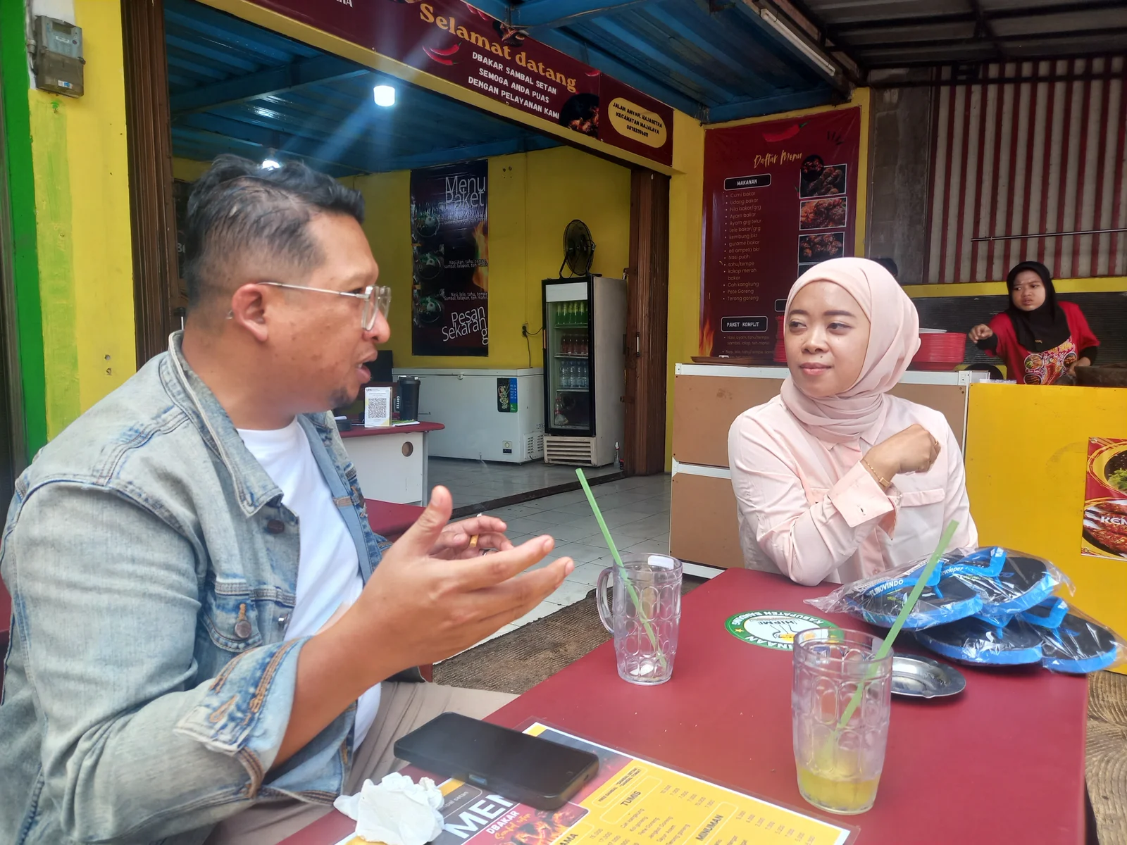 Pengurus HIPMI Kabupaten Bandung Pinsha Anhari Yusuf (kiri), Owner D'Bakar Sambal Setan Mba Lia (kanan) 