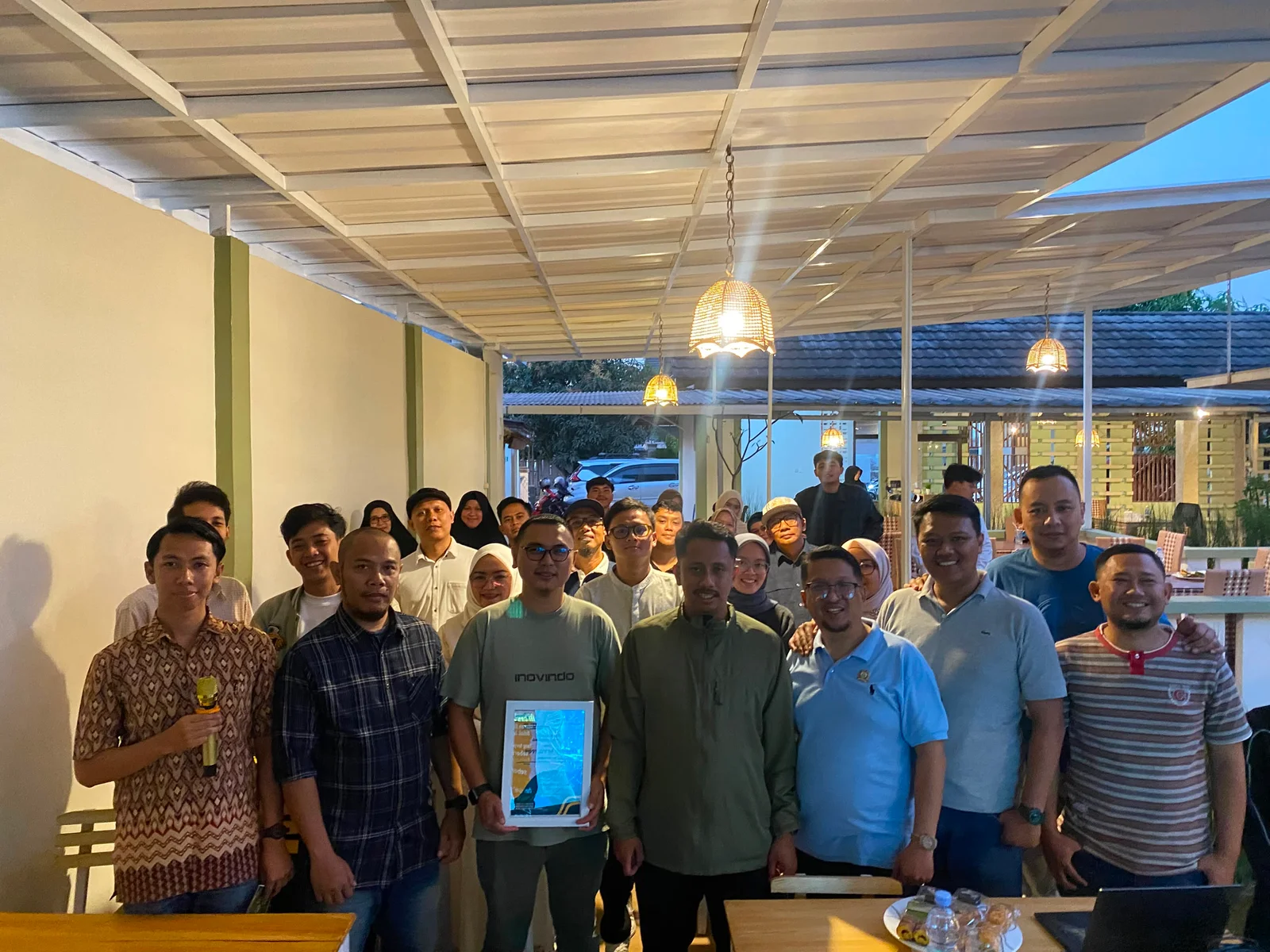 Pengurus HIPMI, narasumber, dan peserta berfoto bersama usai kegiatan Bizlab 2