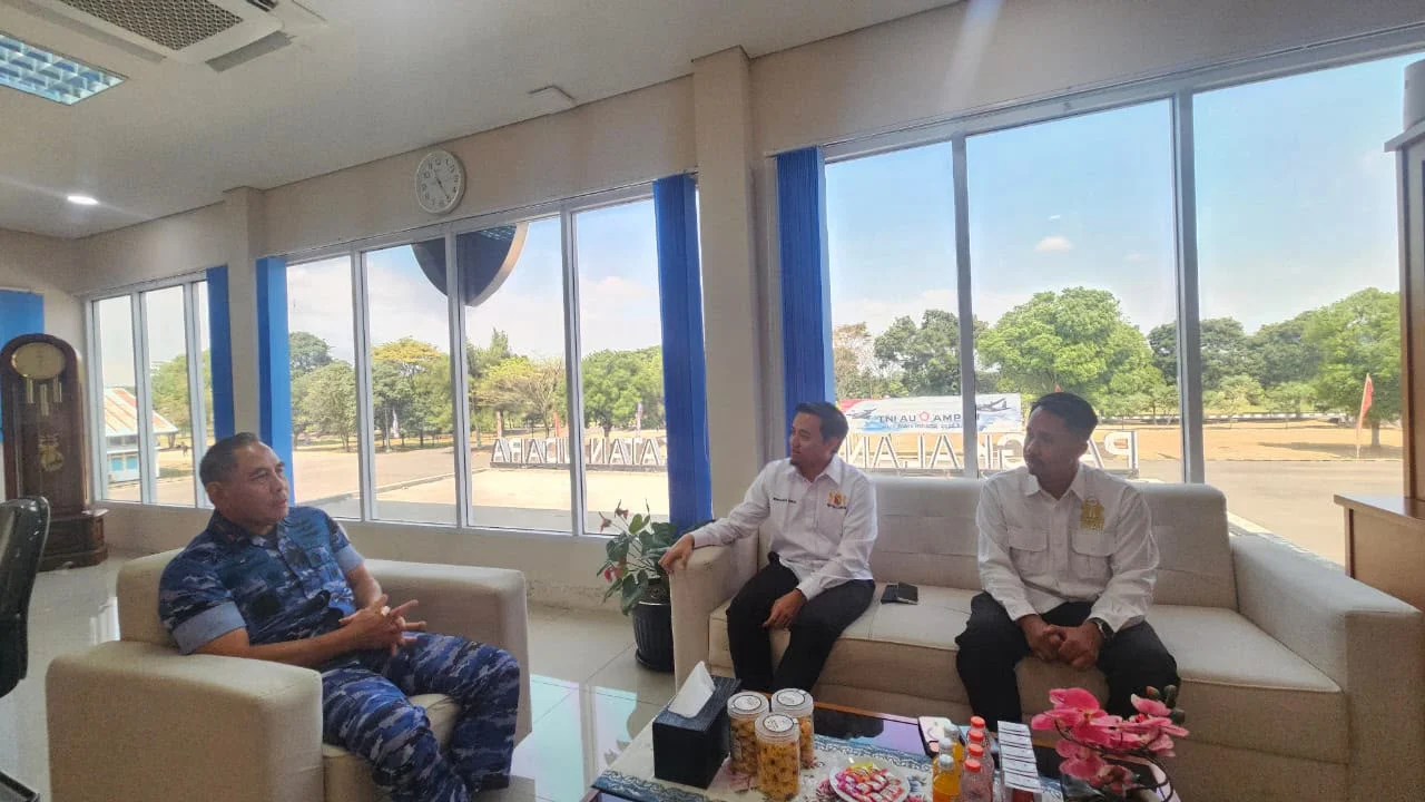 Komandan Lanud Sulaiman Eko Sujatmiko (kiri) menerima kunjungan Ketua KADIN Kabupaten Bandung Mohamad Iqbal (tengah) dan Ketum BPC HIPMI Kabupaten Bandung Adhitya Fatur Rohman untuk memperkuat sinergi dunia usaha di Kabupaten Bandung.
