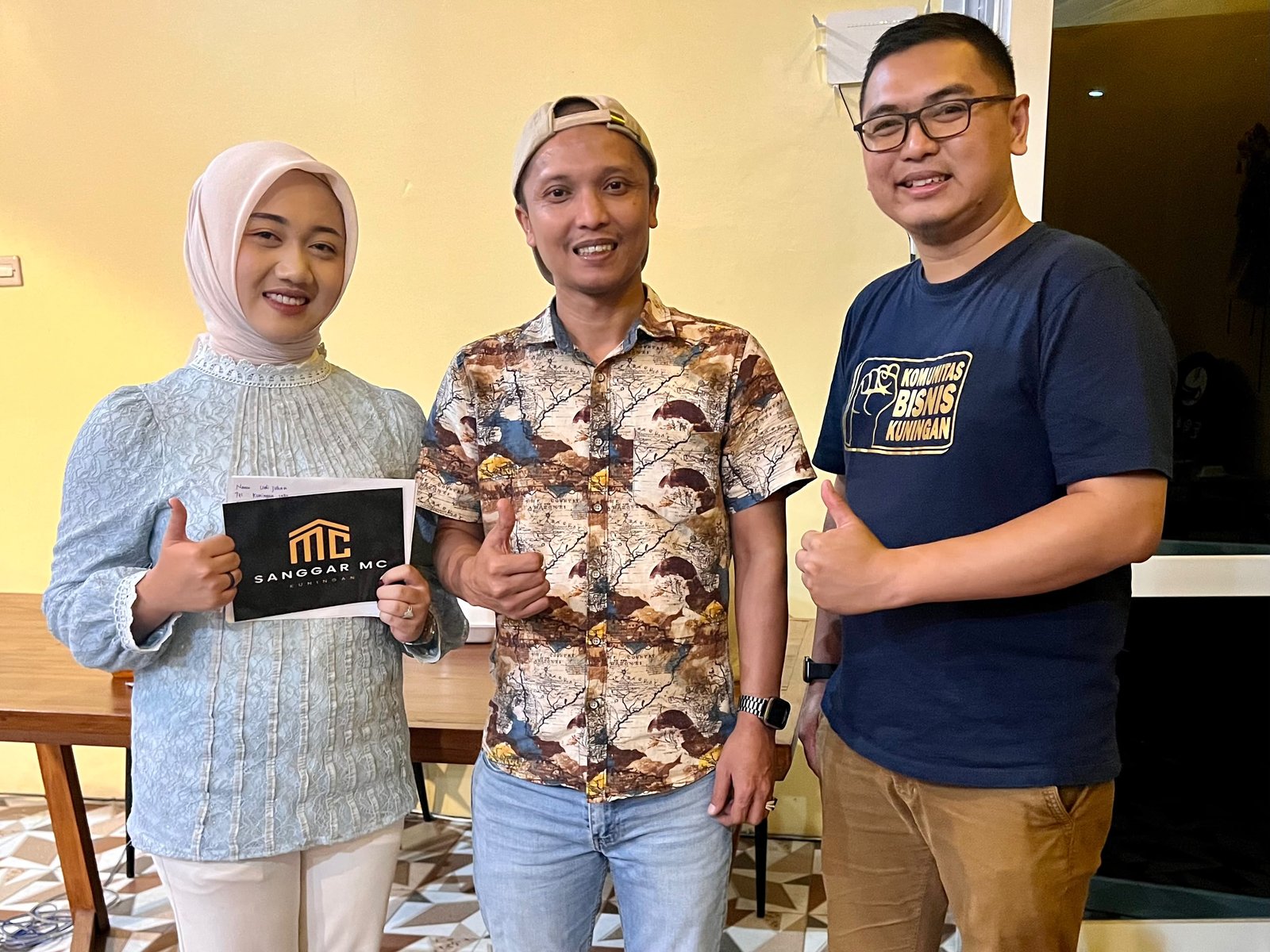 Awal bergabung dengan Komunitas Bisnis Kuningan, Santi Nurhasani (kiri) Owner PT. Mozaik Universe (tengah) Ketua Umum Komunitas Bisnis Kuningan Kang Novi (kanan)