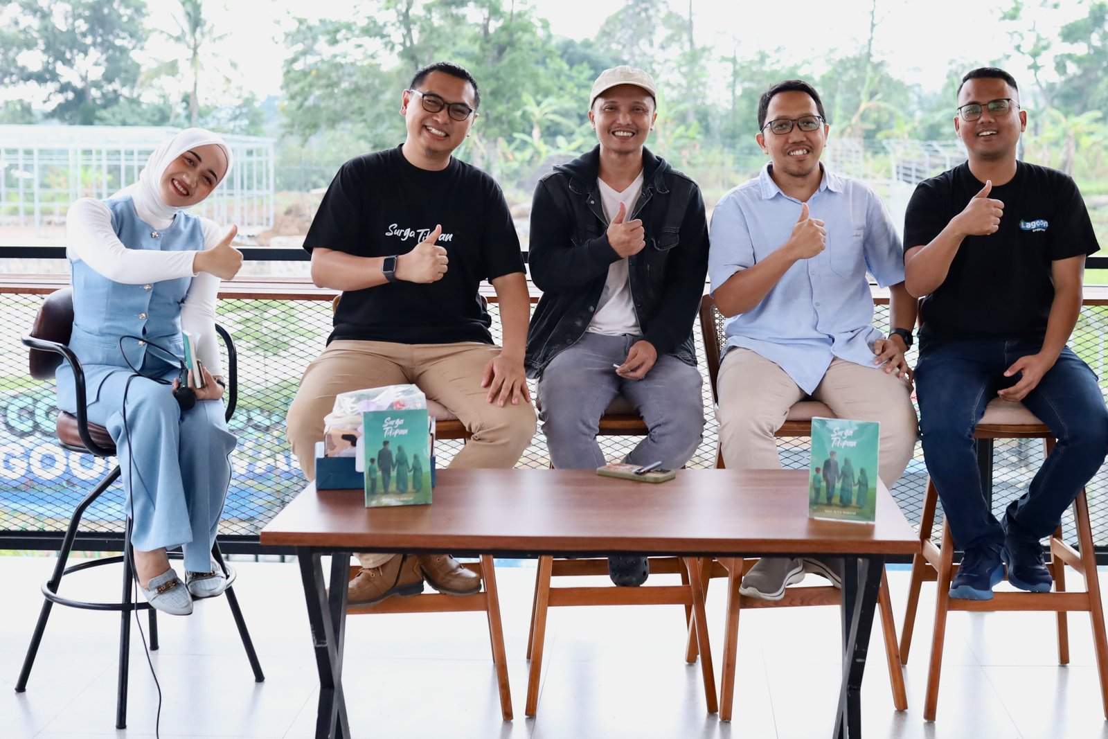 Santi Nurhasani, Kang Novi (Ketua Umum Komunitas Bisnis Kuningan, Owner PT. Inovindo, Penulis Buku Surga Titipan), Wa Udi (Owner PT. Mozaik Universe), Kang Fariid (Owner Optik Zolaris), Kang Irwan (Owner Jagat Kopi & Resto Lagoon Linggarjati)